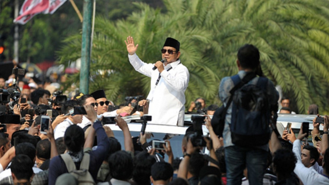 Calon presiden Prabowo Subianto menemui pendukungnya setelah mendaftarkan diri di Komisi Pemilihan Umum (KPU) pada 10 Agustus 2018. - Dasril Roszandi/NurPhoto via Getty Images