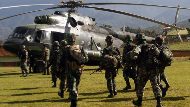 Prajurit TNI bersiap menaiki helikopter menuju Nduga di Wamena, Papua, hari Rabu (05/12). - Antara