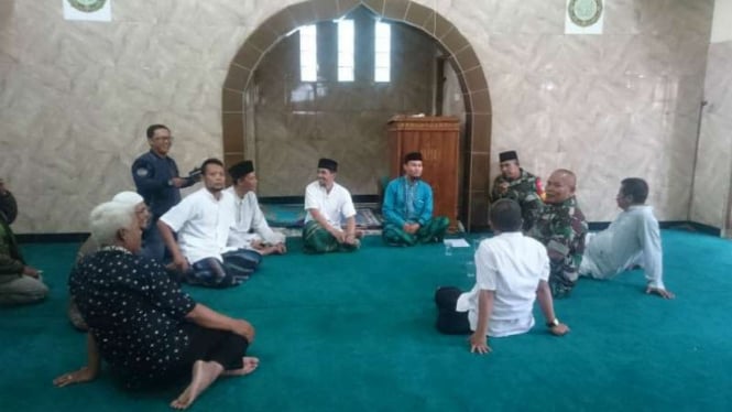 Warga Kampung Bayubud, Desa Sindangpalat, Kecamatan Karangpawitan, Kabupaten Garut, Jawa Barat, bermusyawarah tentang Sensen Komara yang mengaku rasul pada Jumat, 7 Desember 2018.