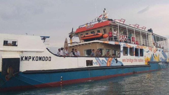 Kapal motor penumpang Komodo kandas di lautan dangkal di perairan Desa Pasir Panjang, Kabupaten Manggarai Barat, Nusa Tenggara Timur, Jumat, 7 Desember 2018.