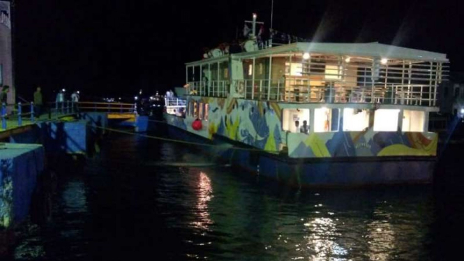 Kapal motor penumpang Komodo tiba di Labuan Bajo setelah empat jam kandas di laut dangkal perairan Desa Pasir Panjang, Kabupaten Manggarai Barat, Nusa Tenggara Barat, pada Jumat, 7 Desember 2018.
