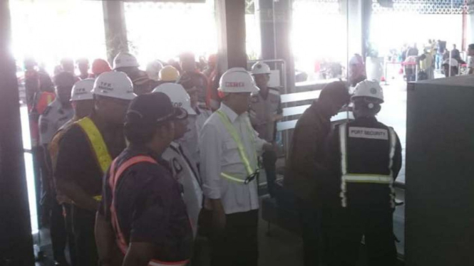 Menteri Perhubungan Budi Karya Sumadi meninjau berbagai fasilitas modern di terminal penumpang Pelabuhan Tanjung Emas Semarang, Jumat, 7 Desember 2018.