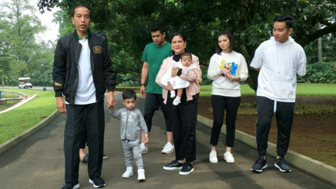 Presiden Jokowi bawa keluarga jalan santai di Kebun Raya Bogor.