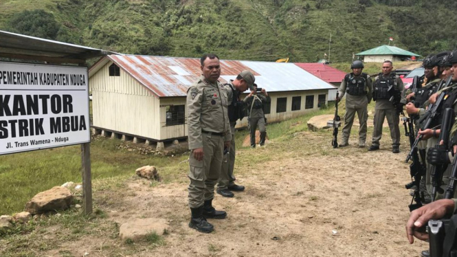 Aparat Brimob patroli di kantor Pemkab Nduga, Papua. (Foto ilustrasi).