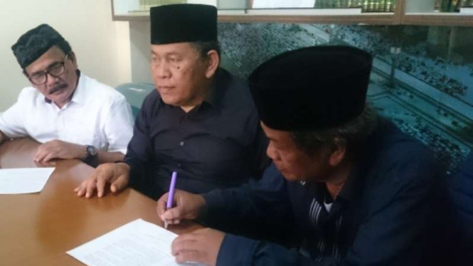 Ketua MUI Kabupaten Garut, KH. Sirojul Munir (baju hitam).