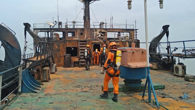 Tim Basarnas Surabaya mencari korban di bangkai kapal terbakar