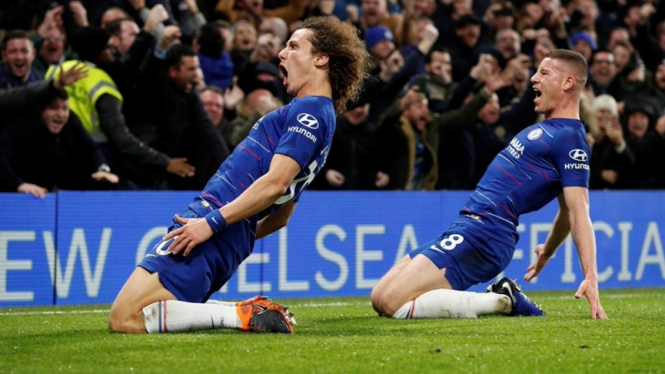 Pemain Chelsea merayakan gol.