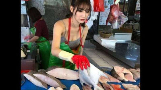 Liu, tukang ikan cantik di Taiwan.