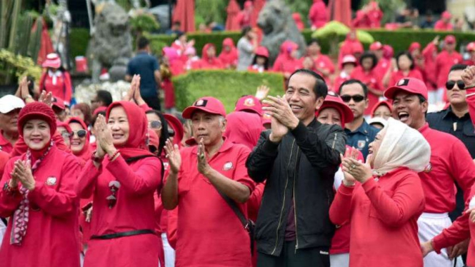 Presiden Jokowi ikut senam pagi di kawasan Kebun Raya Bogor.