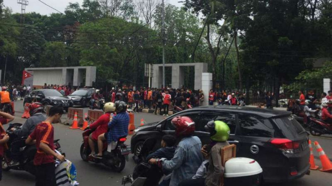 Kemacetan di kawasan Stadion Utama Gelora Bung Karno, Jakarta.