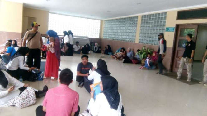 Keluarga mengantar CPNS untuk tes di Gedung Wali Kota Tangerang.