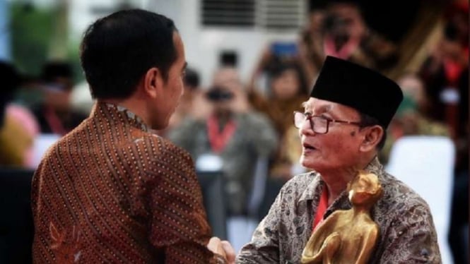 Presiden Jokowi menyerahkan penghargaan kepada sastrawan KH Zawawi Imron