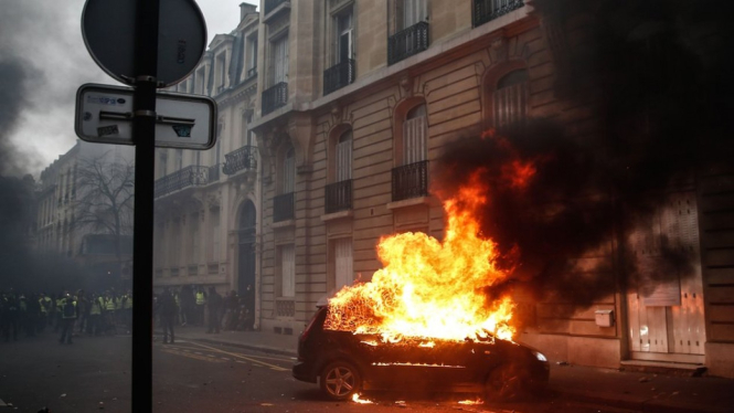 Sedikitnya 50 kendaraan dibakar saat demonstrasi berlangsung di Paris, Sabtu (8/12). - AFP
