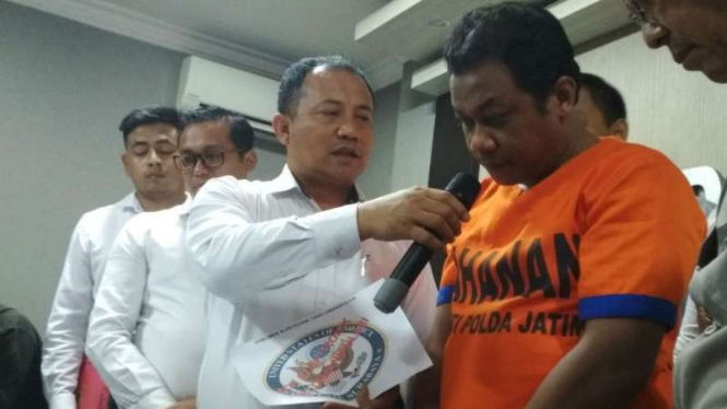 Tersangka penipuan berinisial JS saat diperlihatkan oleh polisi di Markas Polda Jatim, Surabaya, pada Senin, 10 Desember 2018.