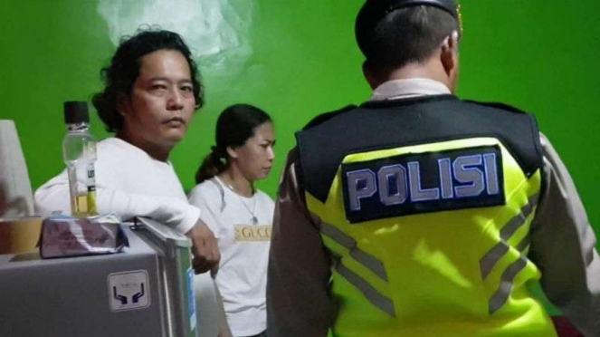 Polisi menggerebek seorang caleg Parta Berkarya yang indehoi dengan wanita bukan istrinya di Kabupaten Sleman, DI Yogyakarta, Minggu dini hari, 9 Desember 2018.