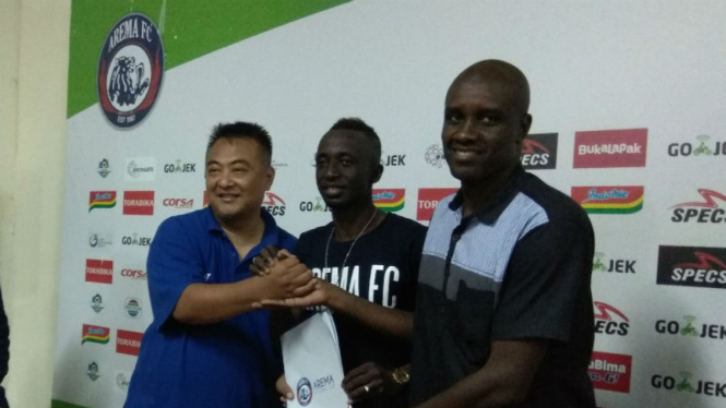 Makan Konate (tengah) dapat perpanjangan kontrak dari Arema FC