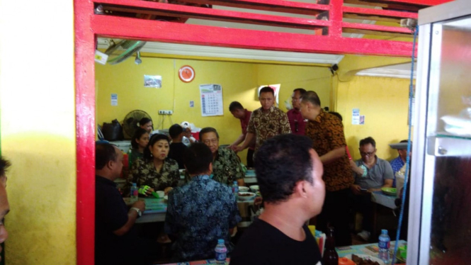 Ketua Umum Partai Demokrat Susilo Bambang Yudhoyono dan Ani Yudhoyono makan bakso di satu warung di Kabupaten Gunungkidul, DI Yogyakarta, Senin, 10 Desember 2018.