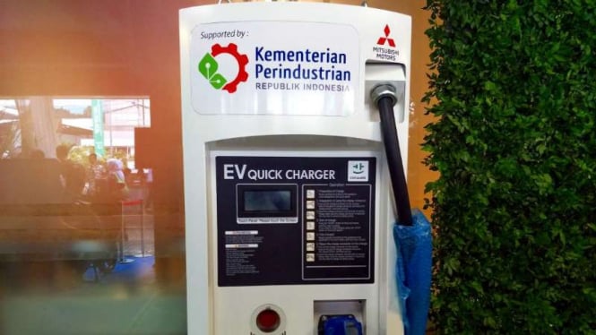Stasiun pengisian listrik di SPBU Pertamina Kuningan, Jakarta