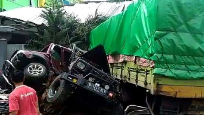 Sebuah truk menabrak sejumlah mobil di area parkir Rumah Sakit Umum Muhammadiyah Siti Aminah, Kecamatan Bumiayu, Kabupaten Brebes, Jawa Tengah, Senin, 10 Desember 2018.