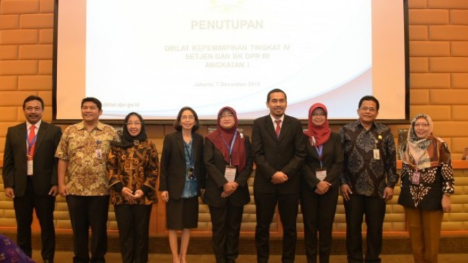 Sekretaris Jenderal DPR RI Indra Iskandar berfoto bersama dengan Pejabat Sekjen.