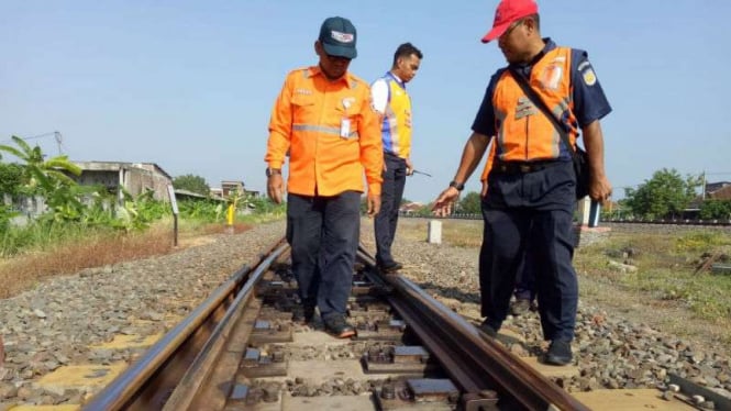 Petugas mengecek kehandalan bantalan rel kereta di titik Daop 4 Semarang, Jateng