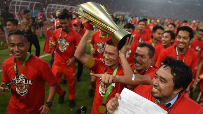Kapten Persija Jakarta, Ismed Sofyan mengangkat trofi Liga 1 2018