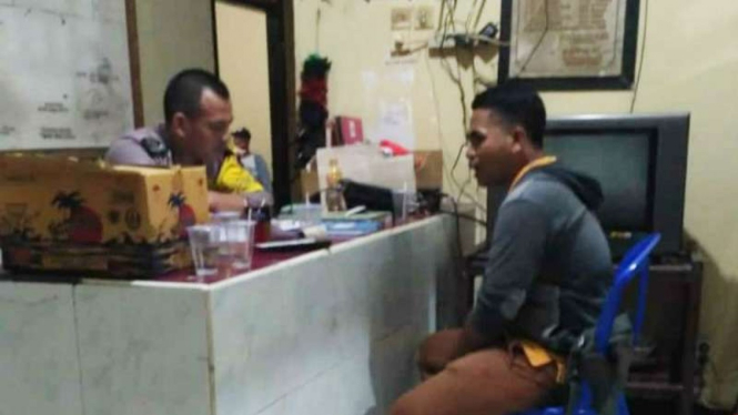 Fahmi, jurnalis koran Radar Lombok, melapor kepada polisi setelah dianiaya massa simpatisan calon kepala desa yang kalah dalam pemilihan di Lombok Barat, Nusa Tenggara Barat, Senin, 10 Desember 2018.