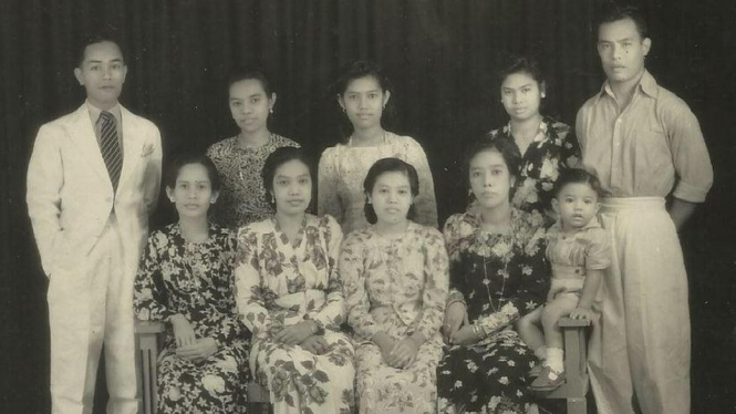 Foto lama orang tua Hafizah Kamaruddin yang tinggal di Kuala Lumpur. - Hafizah Kamaruddin