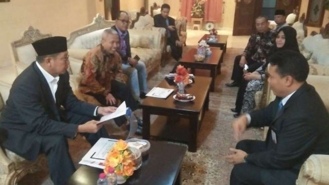 Menag Lukman Hakim Saifuddin memimpin rapat di Wisma Haji Indonesia, Jeddah.