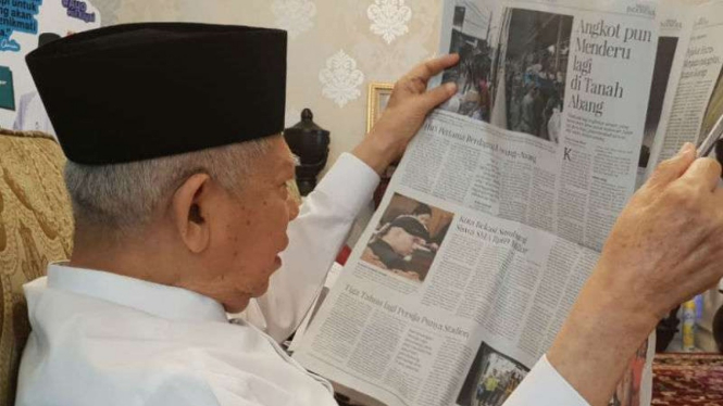 Calon wapres nomor urut 01 Ma'ruf Amin membaca koran