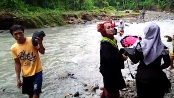 Perjuangan Indah seberangi sungai demi wisuda karena jembatan ambruk