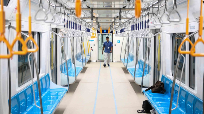 Petugas berada di dalam kereta Mass Rapid Transit (MRT) Jakarta rute Bundaran HI-Lebak Bulus di Stasiun Bundaran HI, Jakarta, Senin, 10 Desember 2018.