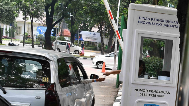 Pengendara mobil membayar parkir di lapangan IRTI Monas, Jakarta Pusat, Jakarta, Senin, 10 Desember 2018.