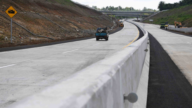 Sejumlah kendaraan melintasi di jalan Tol Solo Ngawi saat penyusuran pra uji laik fungsi dan keselamatan Trans Jawa, Batang, Jawa Tengah