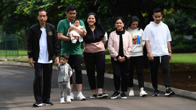 Presiden Joko Widodo menggandeng cucu Jan Ethes (kedua kiri) bersama Ibu Negara Iriana Joko Widodo (ketiga kanan), putra Gibran Rakabuming Raka (kanan) dan istri Selvi Ananda (kedua kanan), putri Kahiyang Ayu (tengah) bersama suami Bobby Nasution.