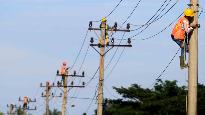 Sejumlah pekerja melakukan perbaikan dan pergantian kabel jaringan listrik PLN.