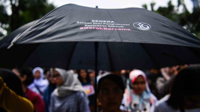 Imagen de personas de diversas alianzas realizando acciones pacíficas para acabar con el abuso sexual infantil. El evento se celebró en Jalan Medan Merdeka Barat, Yakarta.