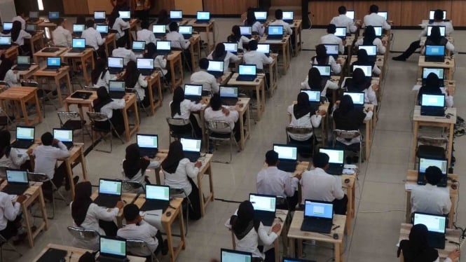 Sejumlah peserta mengikuti Seleksi Kompetensi Bidang (SKB) menggunakan sistem Computer Assited Tes (CAT) CPNS secara serantak di Gedung Serbaguna Balai Kota Tasikmalaya, Jawa Barat
