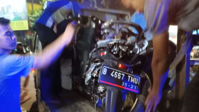 Motor yang dikemudikan anggota TNI rusak ditabrak kereta