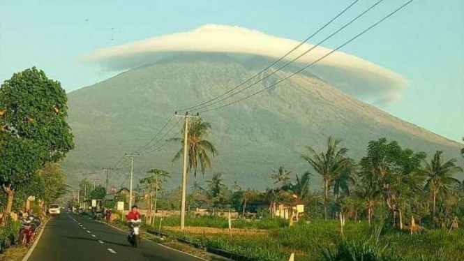 Puncak Gunung Semeru yang disebut Mahameru diselimuti awan membentuk pusaran seolah seperti topi atau tudung pada Senin, 10 Desember 2018.