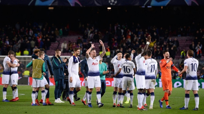 Pemain Tottenham Hotspur merayakan hasil imbang di markas Barcelona