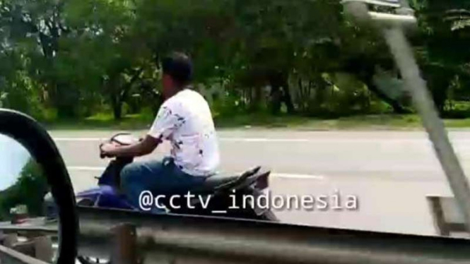 Pengendara motor melawan arus di jalan tol