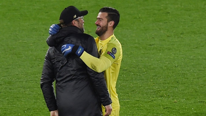 Manajer Liverpool, Juergen Klopp dipeluk Alisson Becker