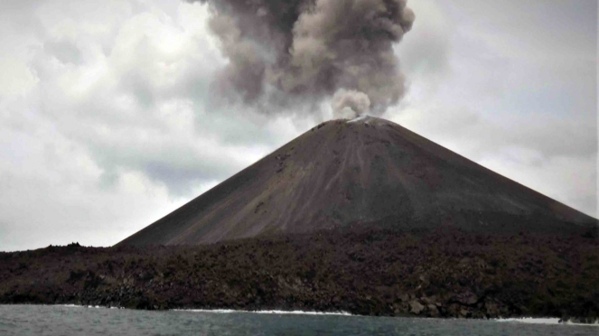 Gumpalan awan menyembur saat terjadi letusan Gunung Anak Krakatau (GAK) di Selat Sunda, Banten