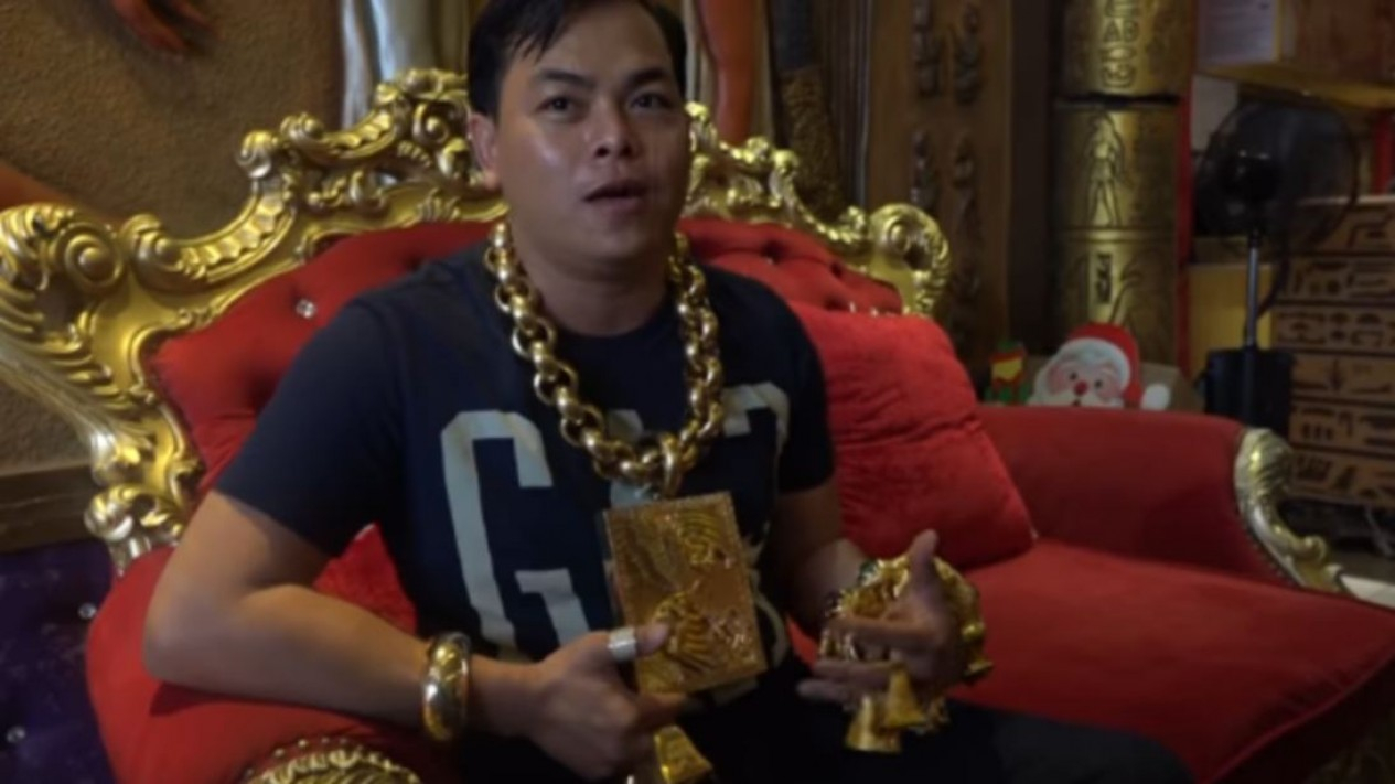 Pria Ini Pakai Perhiasan Emas 13 Kg Tiap Hari Sampai Leher Sakit