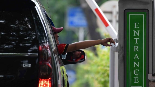 La ilustración del conductor del automóvil toma una multa de estacionamiento.