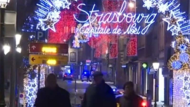 Polisi berpatroli di pasar Natal terkenal di kota Strasbourg, Prancis