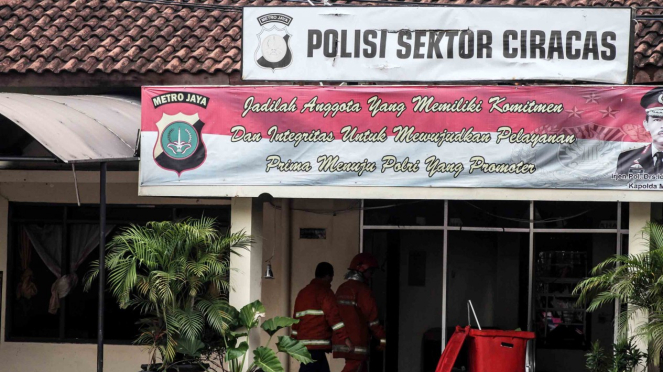 Petugas pemadam kebakaran bergegas seusai memadamkan api yang melanda Polsek Ciracas, Jakarta, Rabu, 12 Desember 2018.