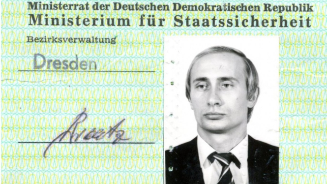 Vladimir Putin berusia 33 tahun ketika dia menerima kartu Stasi ini. - BSTU