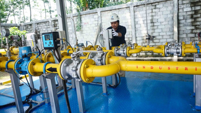 Petugas PT Perusahaan Gas Negara Tbk (PGN) mengalirkan gas bumi CNG (Compressed Natural Gas) untuk industri di PRS (Pressure Reducing Station) Tambak Aji Semarang, Jawa Tengah.